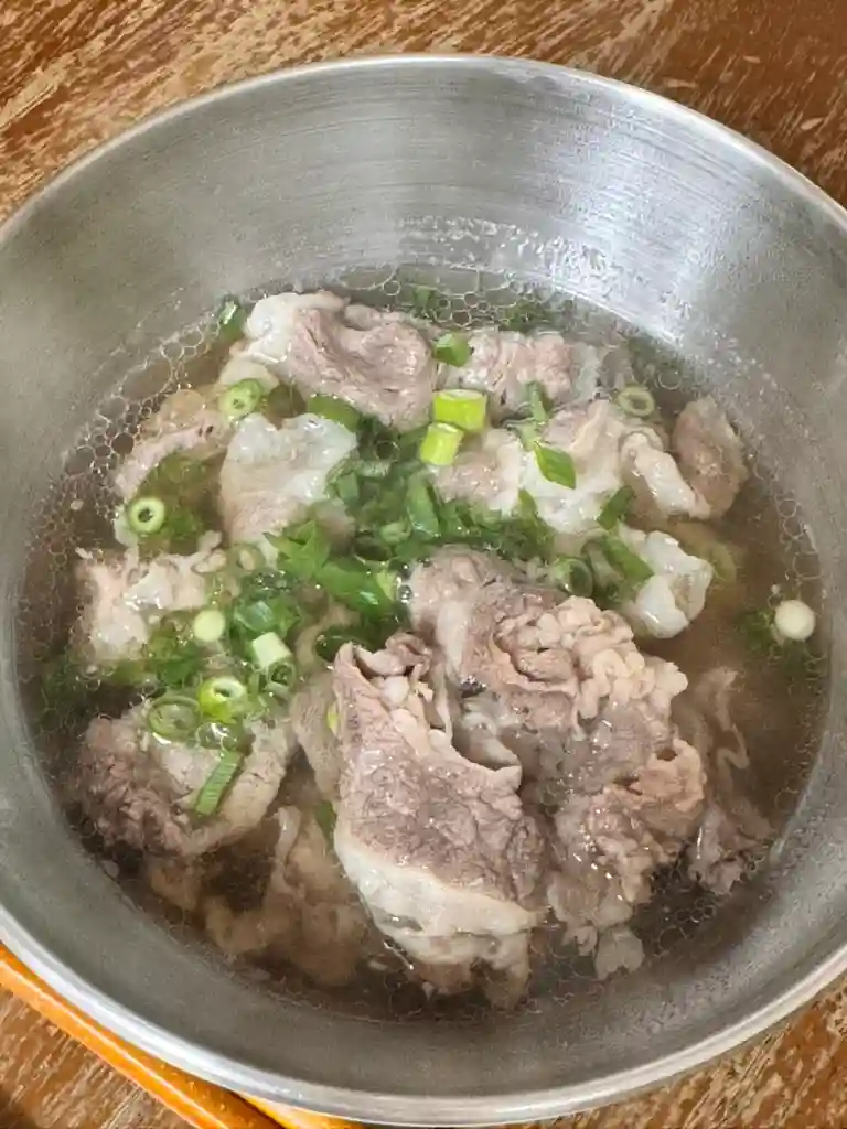 우삼겹과 대파로 만든 간단한 우삼겹 갈비탕 레시피