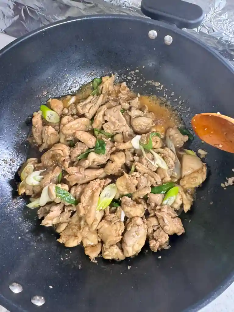 달콤짭조름한 양념에 졸인 간장 양념 닭다리살 요리