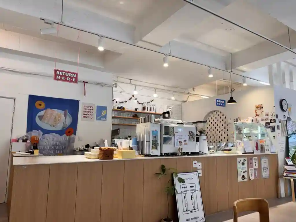 일산 백석동 슬로우 브리즈 카페 내부
