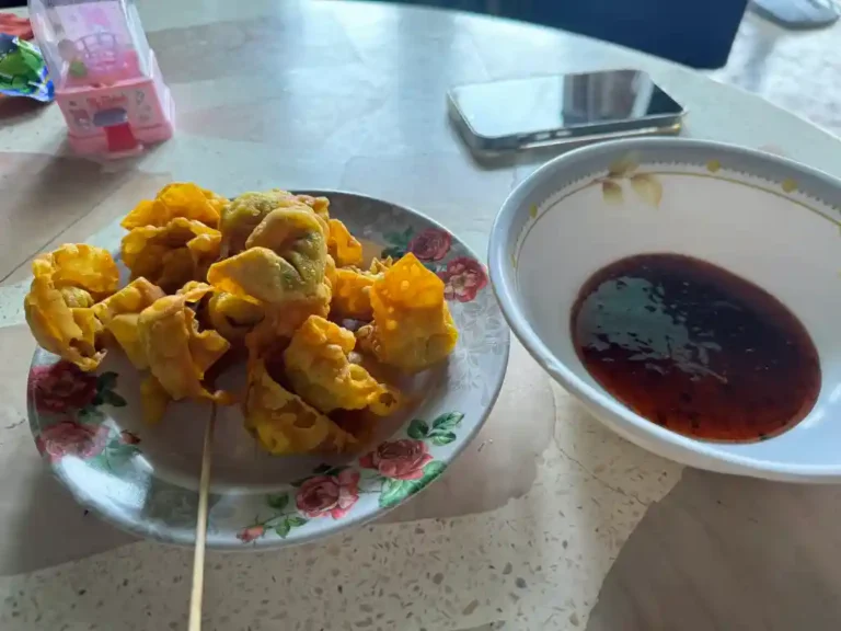 캄펭펫에 가면 생각나는 간식, 바삭한 끼아우 톳과 달달한 칠리소스