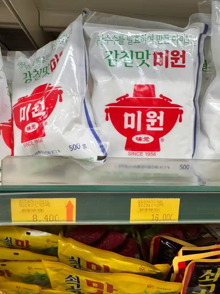 감칠맛 미원 진열대와 250g 8,400원, 500g 16,000원 가격표